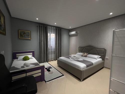 Un pat sau paturi într-o cameră la Sunlight Apartment&Room
