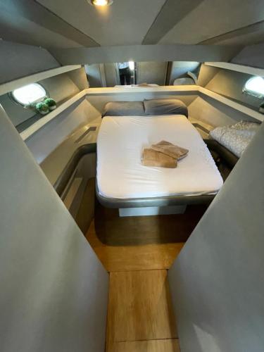 a small bed in the back of a trailer at Confortable Yatch in Barcelona