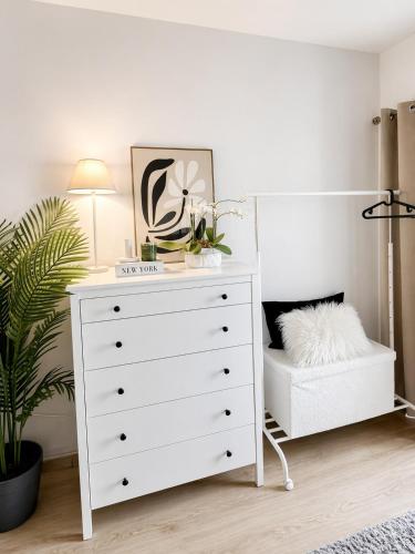 a bedroom with a white dresser and a plant at Quarto Premium em Casa Moderna - Conforto & Design in São João da Talha