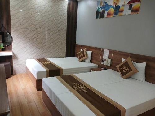 a room with two beds in a room at Ngọc Tùng Hotel in Ha Long