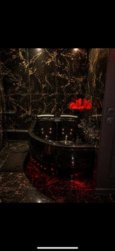 Suite érotique avec balnéo privée-pole dance-croix de Saint-André- balançoire et banc de soumission 10 min centre Montpellier