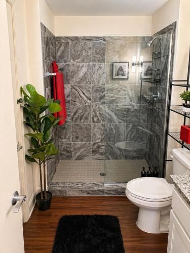 ein Badezimmer mit Dusche, Toilette und Waschbecken in der Unterkunft EMLuxe in Memphis