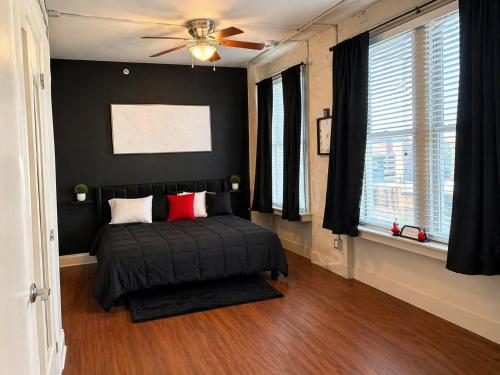 ein Schlafzimmer mit Bett und Deckenventilator in der Unterkunft EMLuxe in Memphis
