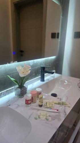 a bathroom sink with toothbrushes and a mirror at ليالي القمر 2 in Sūq ath Thalut