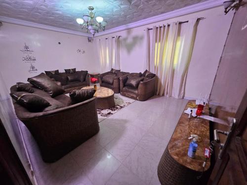 a living room with a couch and a table at Residence Ganou Mboro in Mboro
