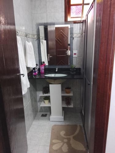 a bathroom with a sink and a mirror at Recanto Divô e Divó in Ouro Preto