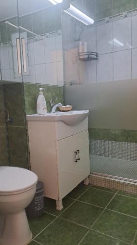 A bathroom at Chic Apartament