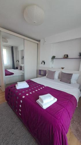A bed or beds in a room at Chic Apartament