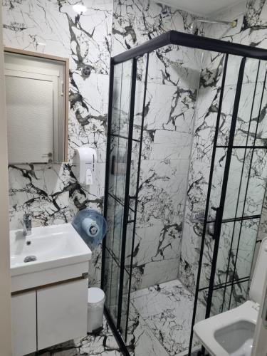 a bathroom with a black and white marble wall at LOTUS OTEL in Konya