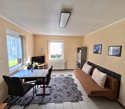 ein Wohnzimmer mit Sofa und Tisch in der Unterkunft Apartment Mahlke in Stedar