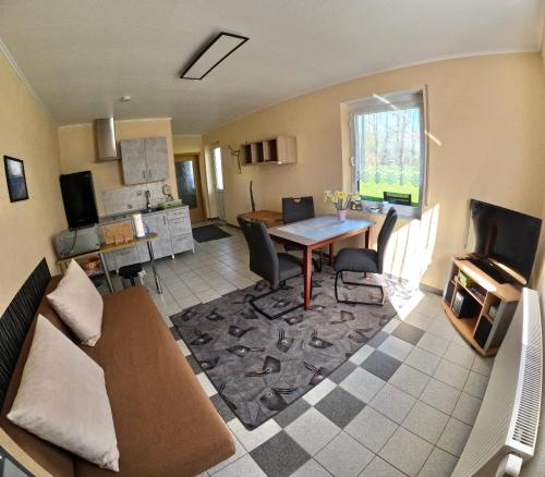 ein Wohnzimmer mit einem Tisch und einem Sofa in der Unterkunft Apartment Mahlke in Stedar