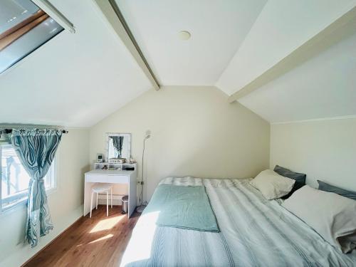 a bedroom with a bed and a window at La Casetta in Malden