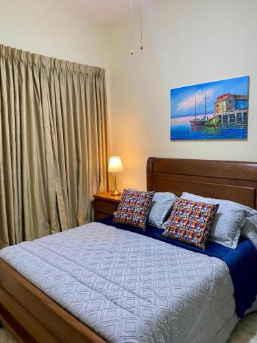 a bedroom with a bed with pillows on it at fabuloso primer piso en envigado in Envigado