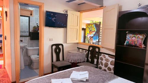 a room with a bathroom with a bed and a toilet at Posada Martha Tolima in Salento