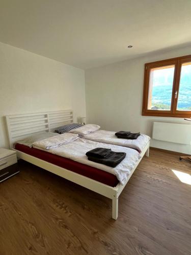 a bedroom with a bed with two towels on it at Appartement entier dans chalet traditionnel in Bratsch