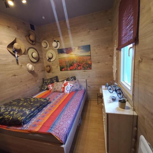 a bedroom with a bed and a desk in a room at Jeziorskie Zacisze & balia in Łyszkowice