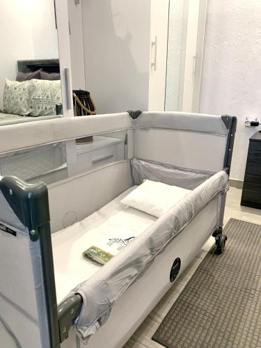 ein kleines Bett in einem Zimmer mit einem Spiegel in der Unterkunft Zeffie's Studio in Olympiada
