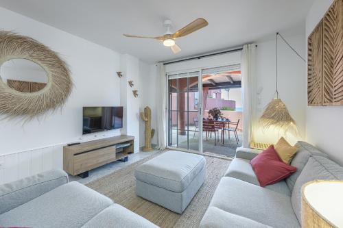 Encantador apartamento con balcón, piscina y vista al mar
