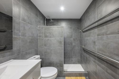 Encantador apartamento con balcón, piscina y vista al mar