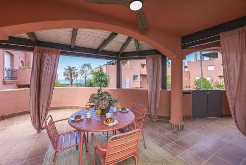 Encantador apartamento con balcón, piscina y vista al mar