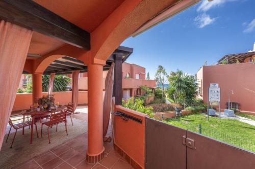 Encantador apartamento con balcón, piscina y vista al mar
