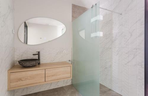 a bathroom with a sink and a mirror at Luxe recreatiebungalows midden in bosrijke omgeving Waalre Noord-Brabant in Waalre