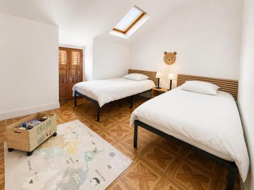 a bedroom with two beds and a crate on the floor at Le loft de l'entrepote in Argenton-sur-Creuse
