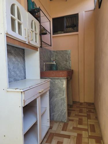 a small kitchen with a desk and a sink at Alojamiento Artola in Artola