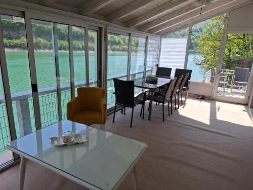 eine überdachte Veranda mit Tisch und Stühlen in der Unterkunft Edison in Jablanica