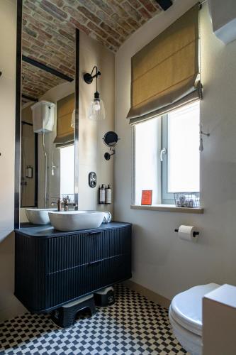 a bathroom with a sink and a mirror and a toilet at apartamenty64200 in Wolsztyn