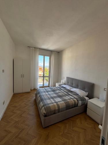 a bedroom with a bed and a large window at Il Vigneto in Le Grazie