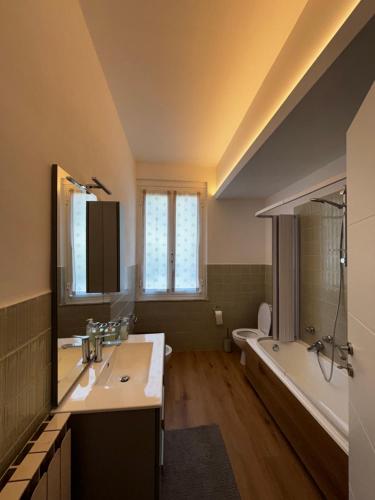 a bathroom with a sink and a tub and a toilet at Il Vigneto in Le Grazie