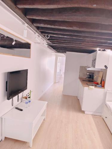 Beautiful 2-Room Apartment in Provence, Galeries Lafayette