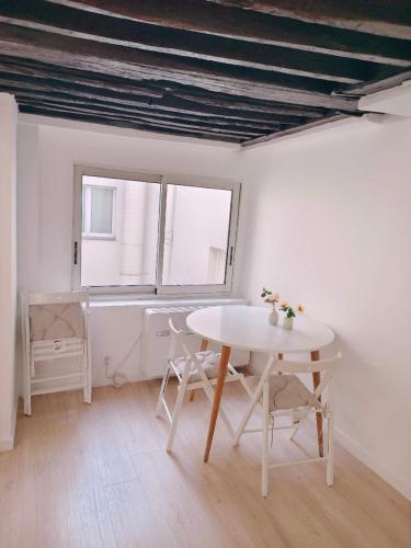 Beautiful 2-Room Apartment in Provence, Galeries Lafayette