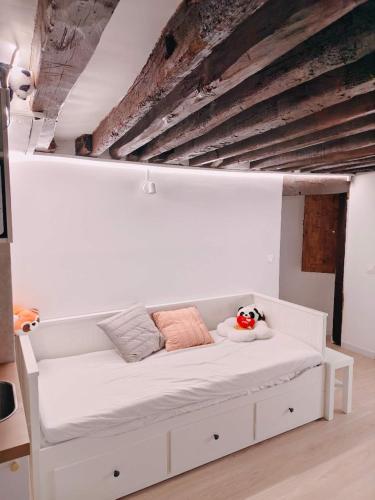 Beautiful 2-Room Apartment in Provence, Galeries Lafayette