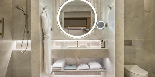 Deluxe King Room with Balcony and Club Access