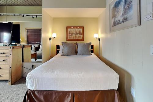 Timberline Condominiums Studio Deluxe Unit 218 photo 2