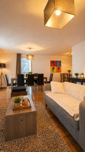 a living room with a couch and a table at Résidence Clos St-Hilaire 88m2 - Terrasse 12m2 in Saint-Lary-Soulan