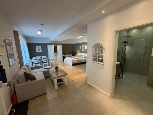 a large living room with a couch and a shower at Ferienwohnung auf dem Land in Grethem