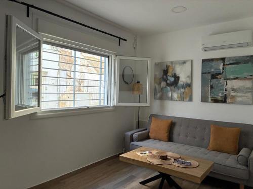 a living room with a couch and a table at Nuestro lugar feliz Apartamento Barbate - Patio ducha exterior in Barbate