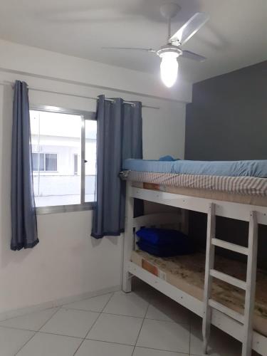 a bedroom with a bunk bed and a window at Apartamento 204 com vista da piscina e mar in Piúma