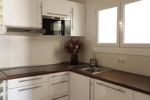 Spacious Modern Apartment in a Beautiful Area