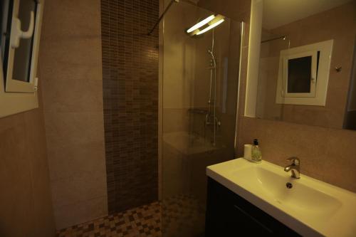 Spacious Modern Apartment in a Beautiful Area
