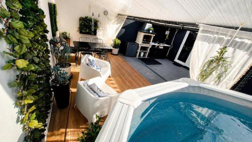 a backyard with a swimming pool and a house at Arrábida Cozy House in Palmela