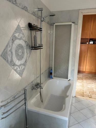 a bathroom with a bath tub with a shower at Daar Meryem - Bed & Breakfast in Dego