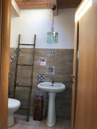 a bathroom with a sink and a toilet at Residence The Cherry House - Appartamenti con piscina in Carro