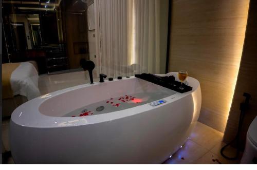 a large white bath tub in a room at شقة مودرن مع جاكوزي خاص دخول ذاتي in Riyadh