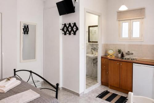 ein Badezimmer mit Bett, Waschbecken und Dusche in der Unterkunft Alexandra Studios in Stafylos