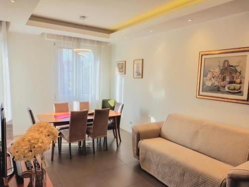 a living room with a dining room table and chairs at The Twins Suite & Hub in Monza