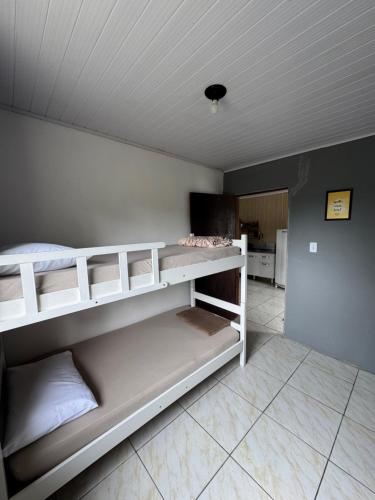 a room with two bunk beds in a room at Refúgio Vibe do Mar in Barra Velha